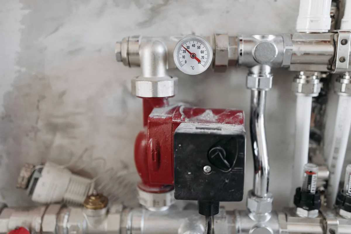 Collecteur de chauffage avec manomètre et circulateur