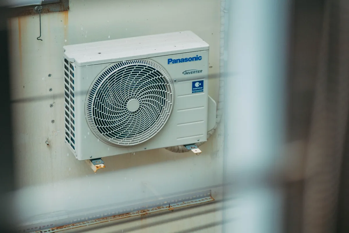 Unité extérieure de climatisation fixée en façade