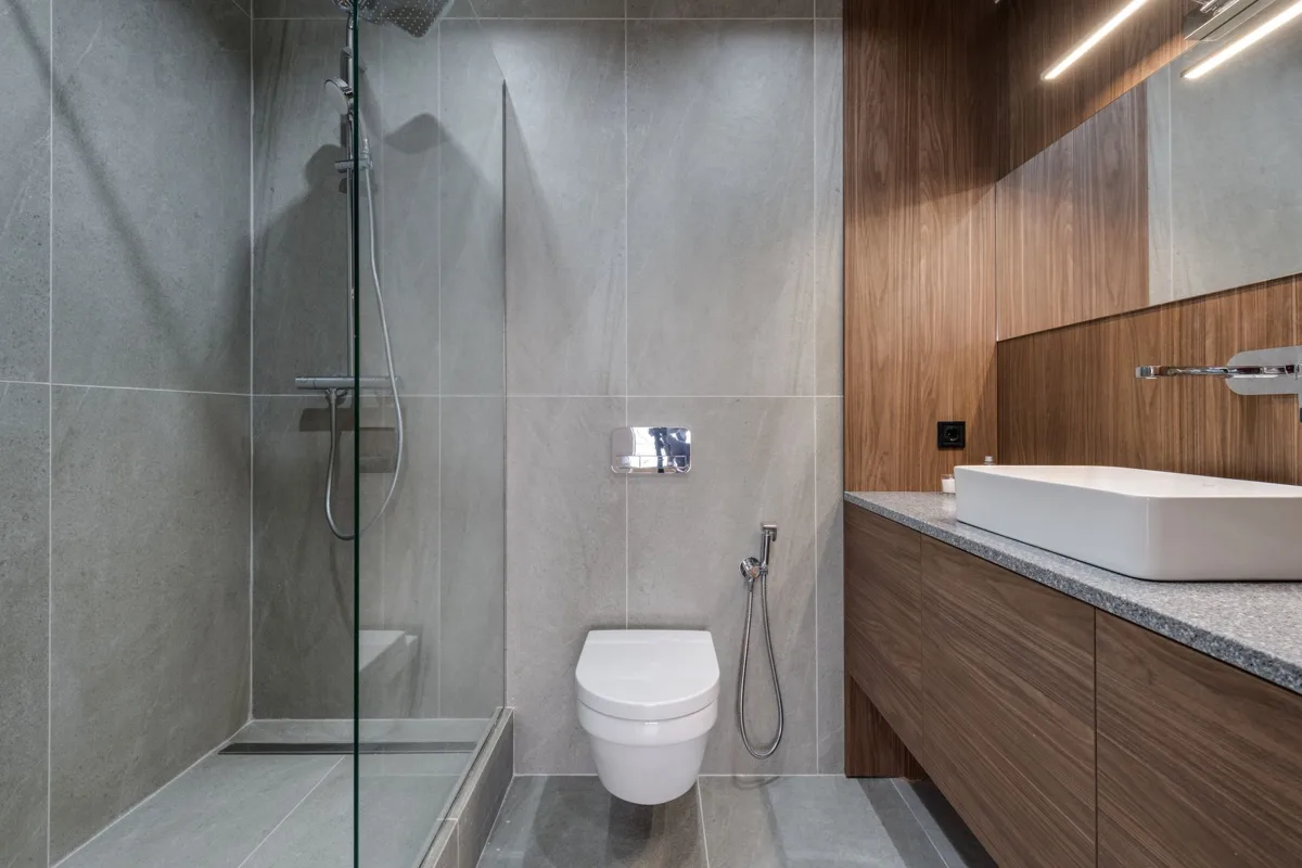 Salle de bain moderne avec douche vitrée