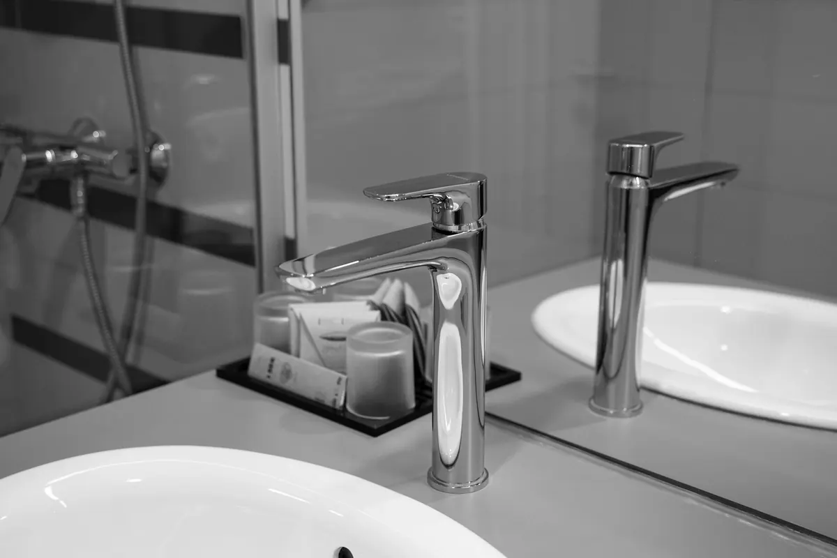 Robinetterie chromée au-dessus d’un lavabo